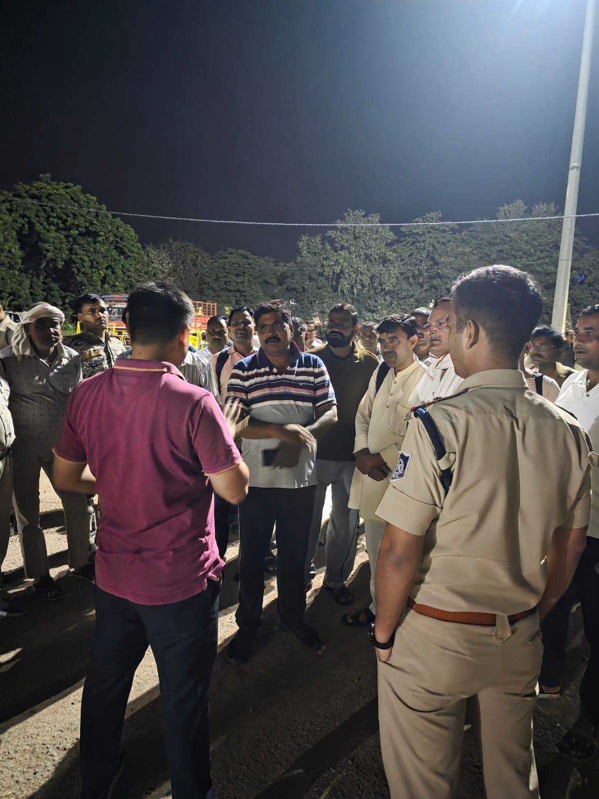 मुरैना : टेट परीक्षा के विरोध में दिल्ली में आयोजित 30 अगस्त के धरना प्रदर्शन से घबराई सरकार। जगह जगह प्रदर्शन के लिए जाने वाले शिक्षकों को लिया पुलिस ने हिरासत में।