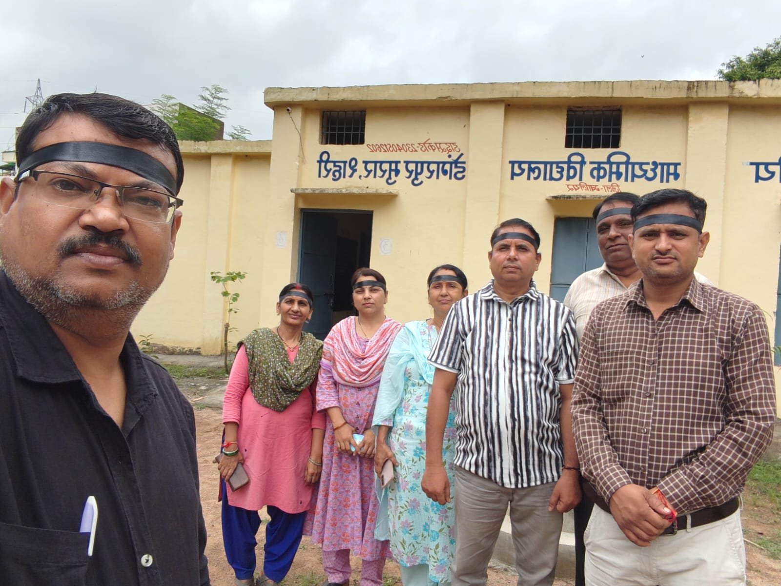 ग्वालियर : शिक्षकों नें काली पट्टी बांधकर किया शिक्षक दिवस का विरोध।